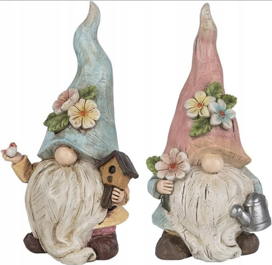 Sett med 2 dekorative hagefigurer, ca. 23 cm høye, laget av værbestandig polyresin. Søte nisser i pastellfarger – blå, rosa og beige – med blomsterdetaljer, fuglehus og vannkanne. Perfekt som hagedekor, vårpynt eller påskedekorasjon.