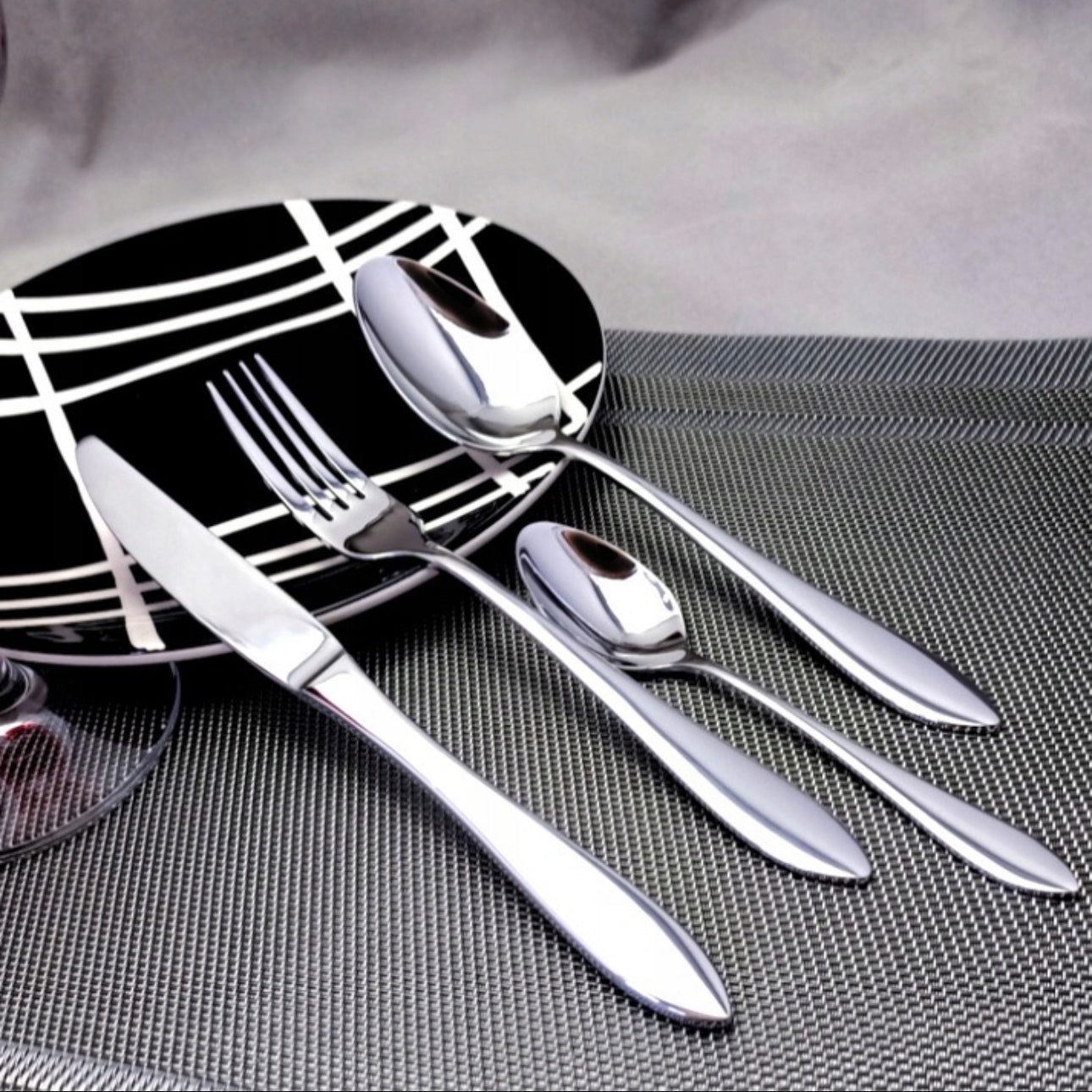 Bestikksett 24 Deler for 6 Personer – Sølvfarget Rustfritt Stål 18/10, Leveres i Elegant Sort Gaveeske