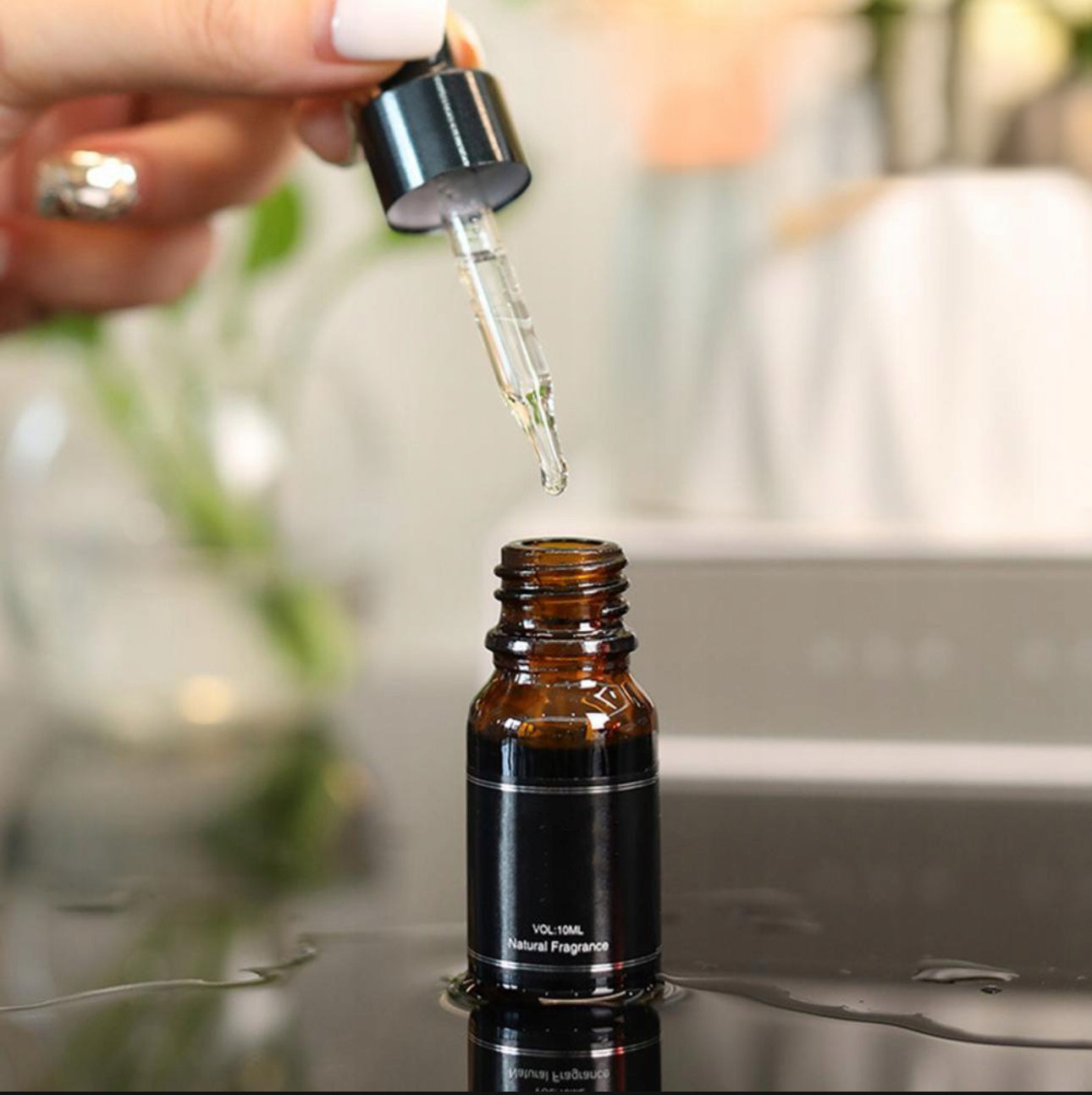 Sett med 12 naturlige eteriske oljer til diffuser og aromaterapi, inkludert dufter som lavendel, sitron, rose og kanel. Perfekt for avslapning, stressreduksjon og å skape en behagelig atmosfære i hjemmet. Høykvalitets oljer i praktisk 10ml flaske, ideelle for bruk i luftfuktere, badekar og massasje.