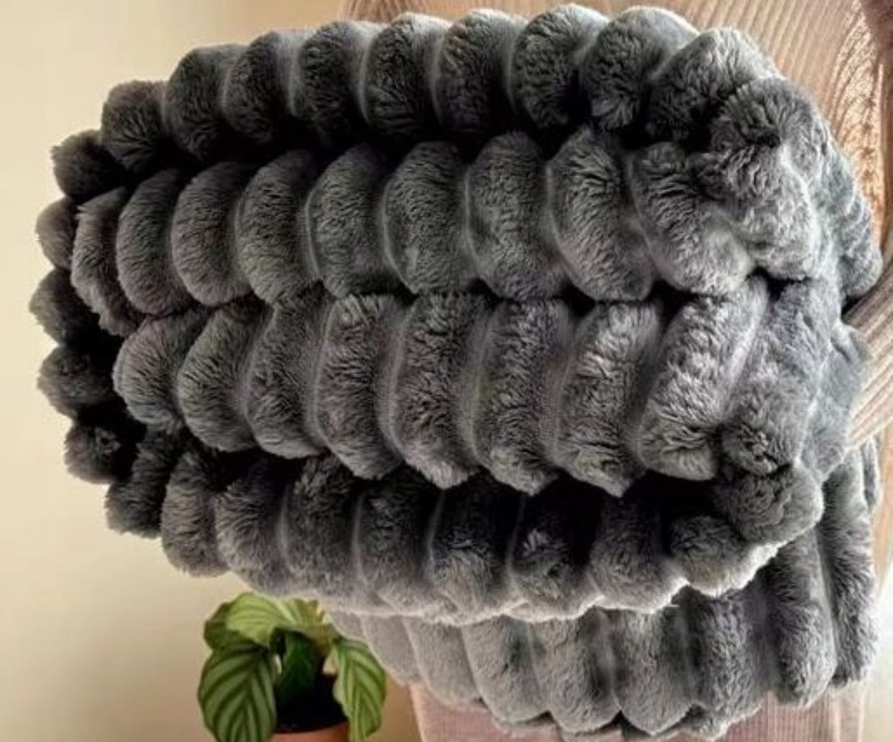 Pledd 160x200 cm i myk mikrofiber, strukturert med 5 cm brede striper – tilgjengelig i fargene pudderlilla, lys grå og grafitt. Perfekt som sofapledd eller sengeteppe.