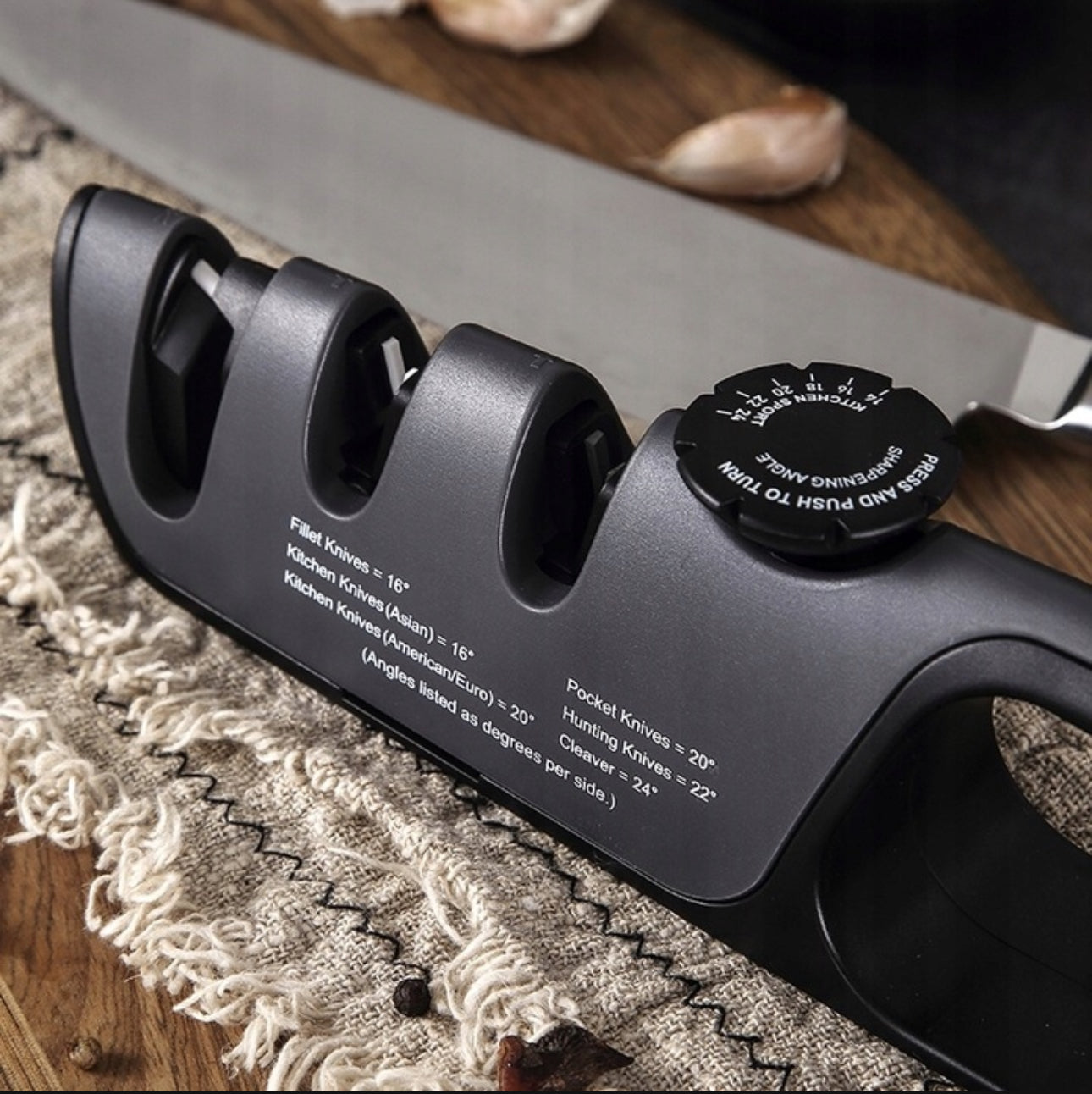 Justerbar knivsliper i ergonomisk design, svart farge, med wolframstål og keramiske slipehjul. Passer til kniver i størrelser fra filétkniver til kjøkkenkniver. Perfekt for presis og sikker sliping.