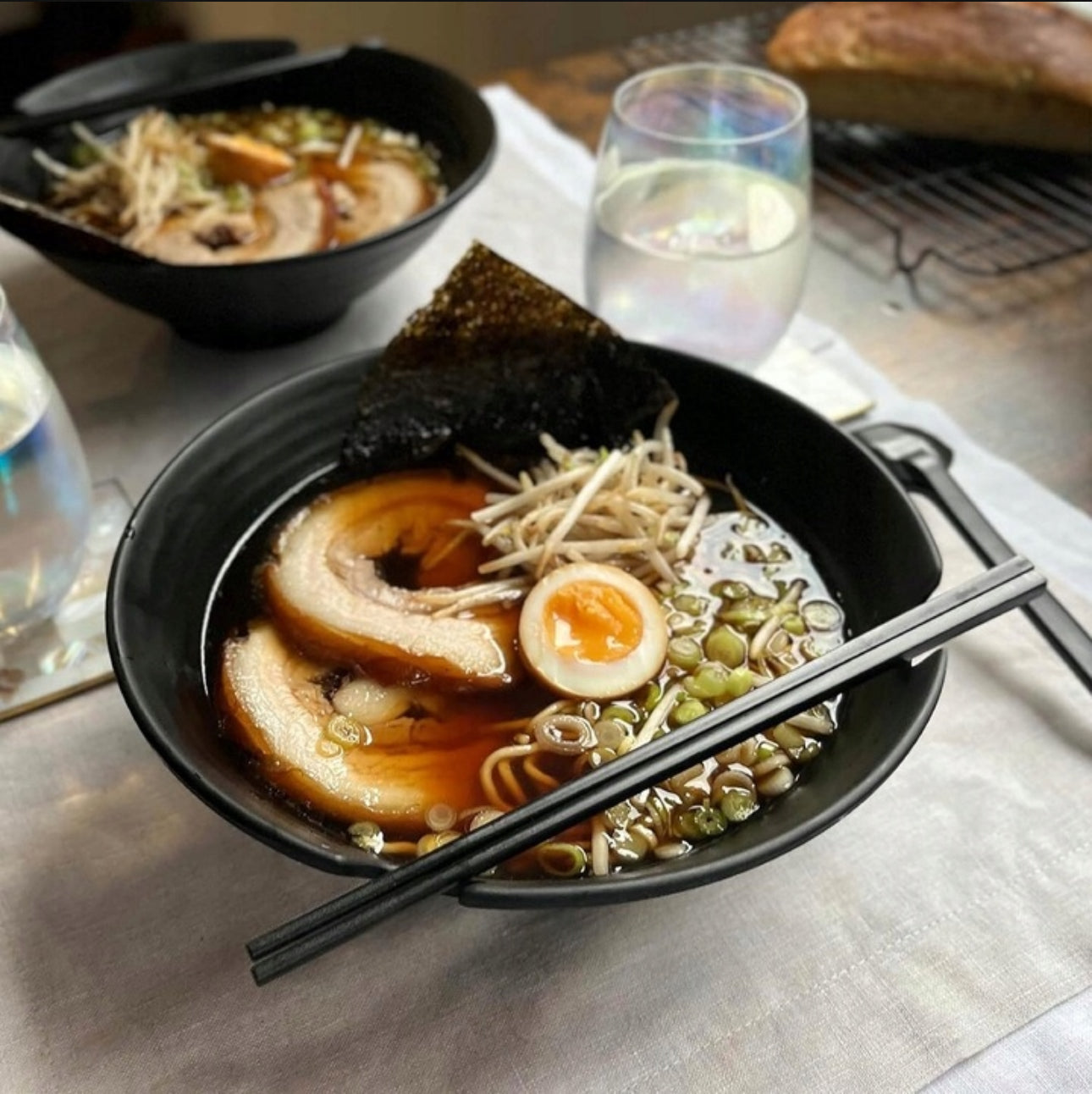 Ramen bollesett i svart med kapasitet på 1000 ml, inkludert spisepinner og skjeer. Laget av slitesterkt, mikrobølgeovn- og oppvaskmaskinsikkert materiale. Perfekt for servering av ramen, nudler og supper.