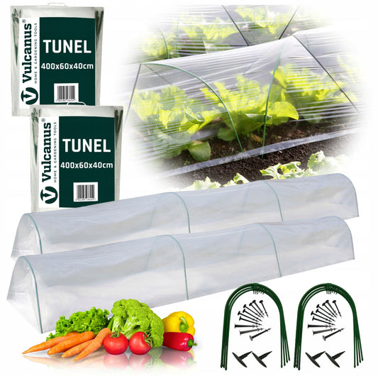 Gjennomsiktig plantetunnel i plast over grønnsaksbed med salat i solfylt hage