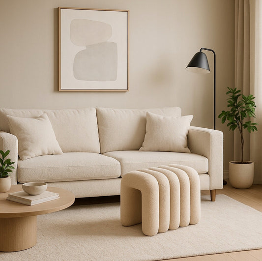 Elegant puff i minimalistisk interiør med lyse toner og kunst på veggen