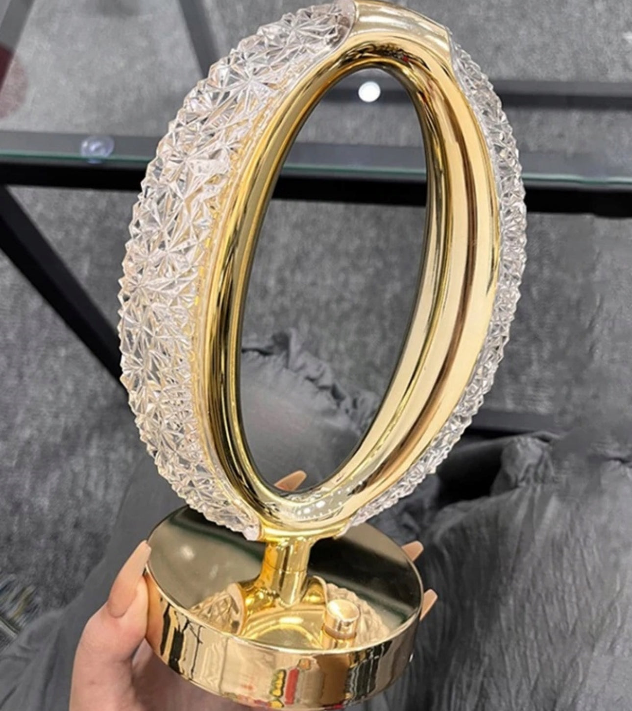 Nærbilde av gullfarget krystall bordlampe med detaljert struktur