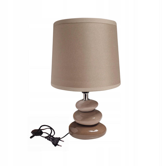 Beige nattbordslampe med rund tekstilskjerm og keramisk fot