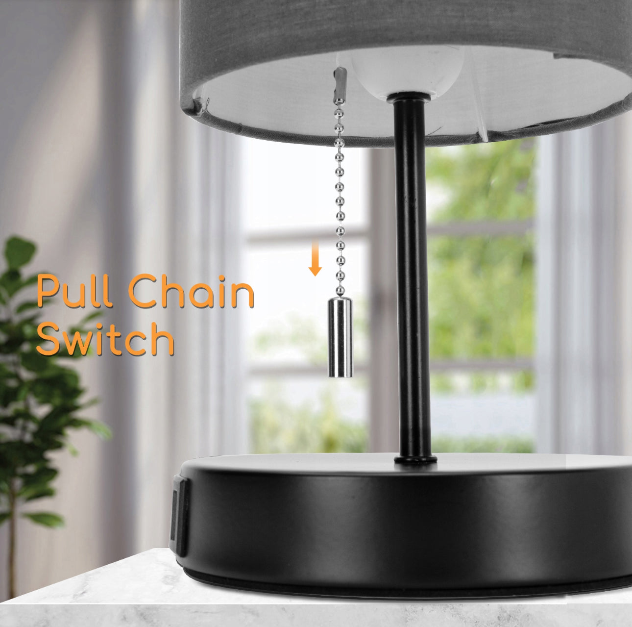 Moderne bordlampe i sort med grå tekstilskjerm, 38,5 cm høy, metallbase og to USB-porter for lading – perfekt som nattbordslampe eller skrivebordslampe.