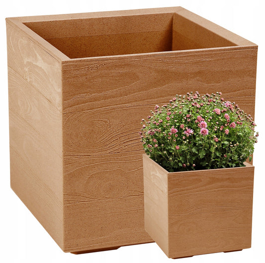 Stor plantekasse i treimitasjon, 40x40x40 cm, farge: naturtre-look. Laget av værbestandig, resirkulert plast med dreneringssystem og hjul for enkel flytting. Perfekt til hage, terrasse og balkong.