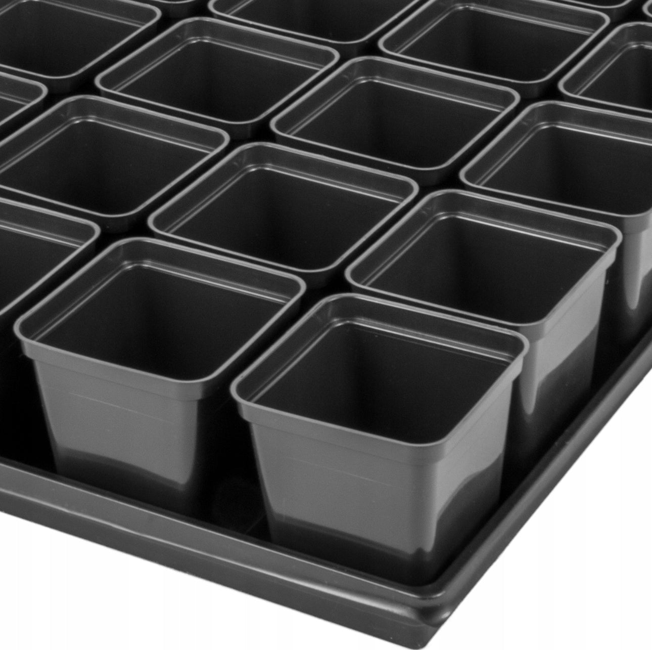 Sett med 24 svarte plastpotter à 0,5L med svart plastbrett 60x40 cm – perfekt for hjemmedyrking, såing og stiklinger. Laget i holdbar plast, ideell for innendørs og utendørs bruk.