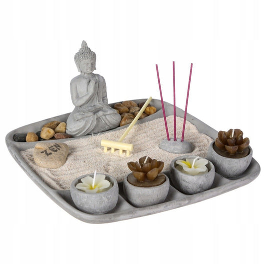 Keramisk zen hage med Buddha-figur, sand, småstein, lys og røkelsespinner på firkantet brett