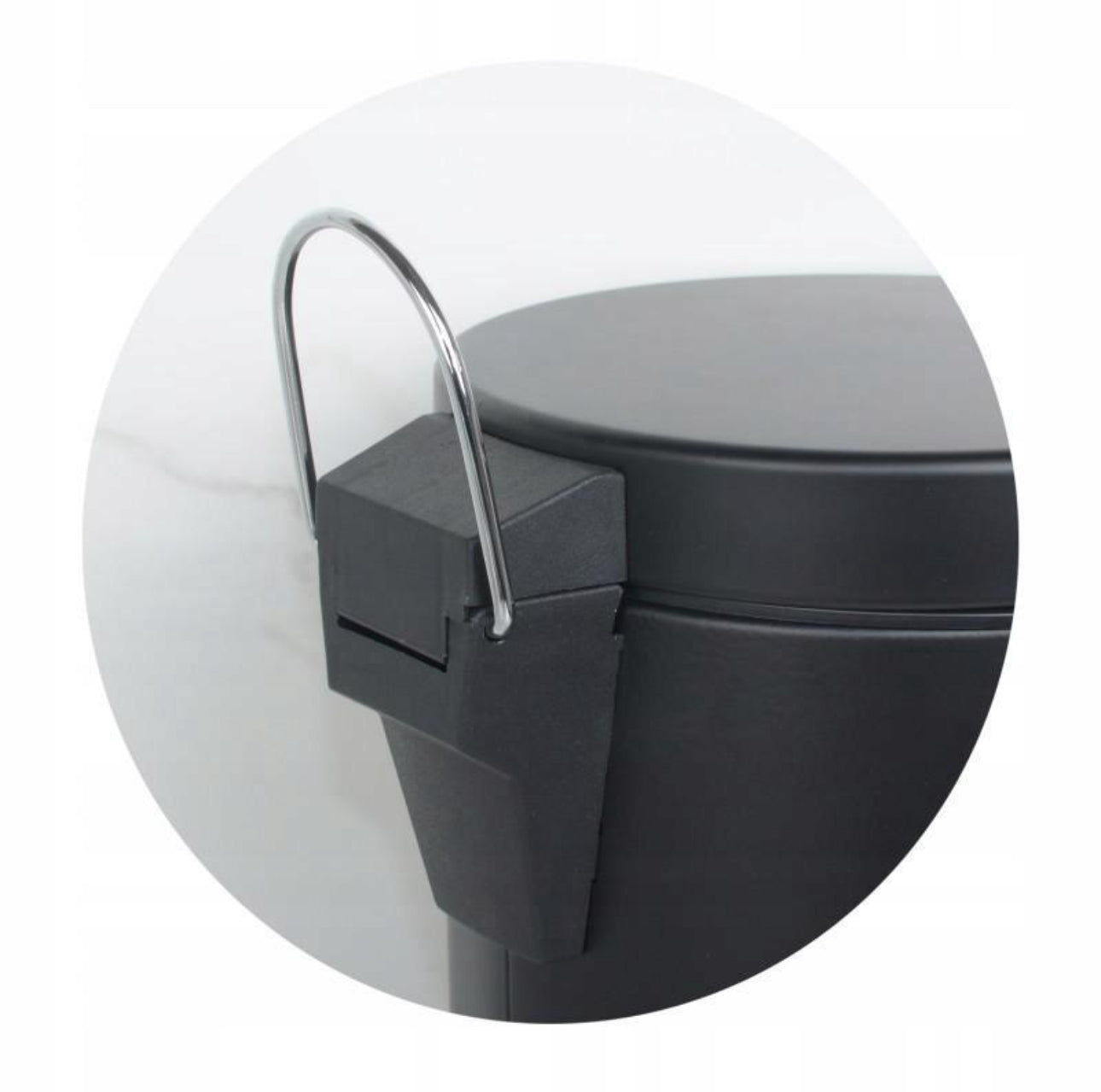 Matt sort avfallskurv, 3L kapasitet, laget av pulverlakkert stål og plast, med pedalåpning og avtakbar innerbøtte. Kompakt design, 25 cm høy og 17 cm i diameter, perfekt for bad og små rom.