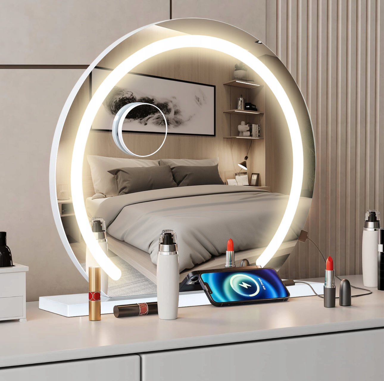 Rundt Hvitt Sminkespeil Med LED-Lys Og Makeup-Produkter På Kommode