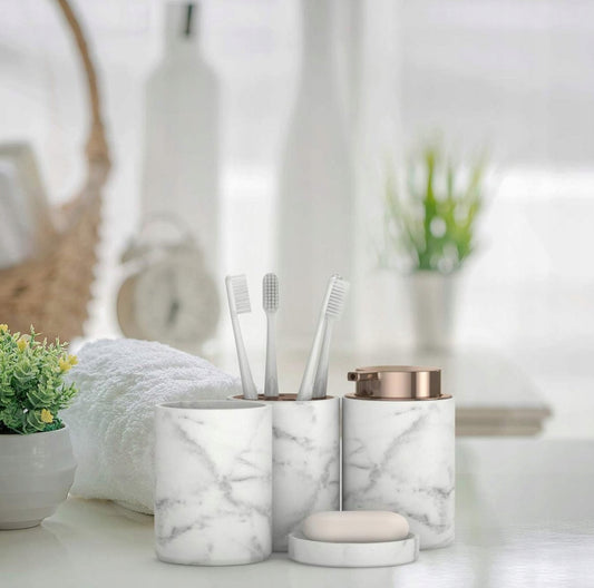moderne baderomssett i marmor-look med rosagulldetaljer, inkludert såpedispenser, tannbørsteholder, kopp og såpeskål, perfekt for et stilrent og luksuriøst bad