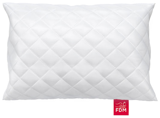 Hvit quiltet pute i mikrofiber med diamantmønster og rød merkelapp nederst