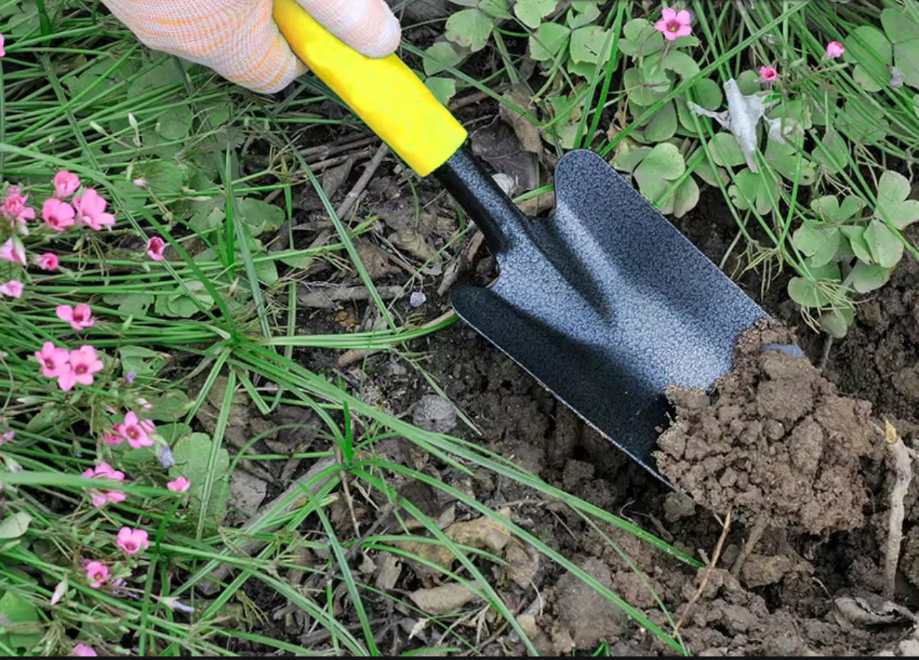 Smal hagespade i slitesterkt stål, 33 cm lang og 5,3 cm bred, med ergonomisk gult håndtak – perfekt til planting og hagearbeid.