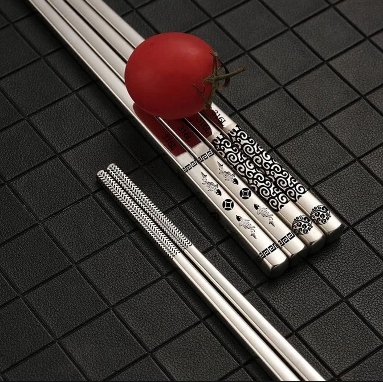 Premium rustfrie spisepinner i stål, 23,5 cm, sølvfarge med elegante mønstre. Laget av slitesterkt SUS 304 rustfritt stål. Perfekt for sushi og asiatiske retter.