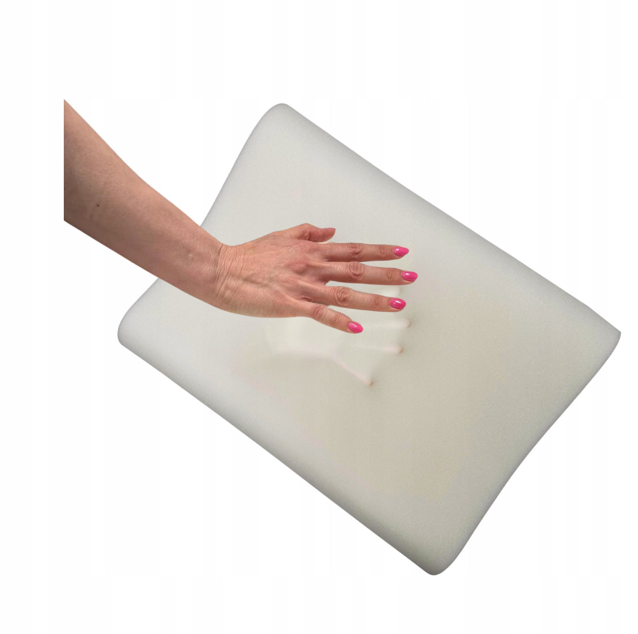Hånd trykker ned i myk hvit memory foam for å demonstrere formtilpasning