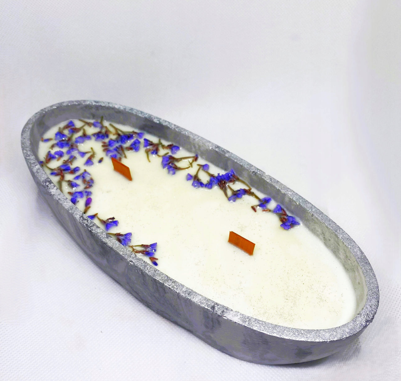 Unikt håndlaget soyalys i gipsbeholder med marmordesign, 21,5 x 8,5 x 4 cm. Dekorert med tørkede blomster og fylt med duften av vanilje og kakao. Perfekt for miljøvennlig interiør og langvarig bruk.