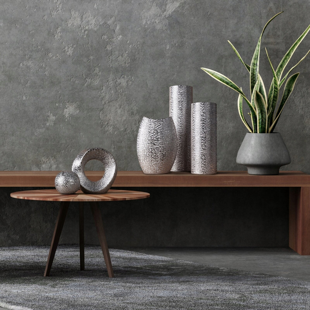 Elegant dekorativ vase i sølvfarget keramikk, størrelse 23 x 9 x 22 cm. Moderne design med teksturert overflate – perfekt som interiørdekor eller gaveidé.