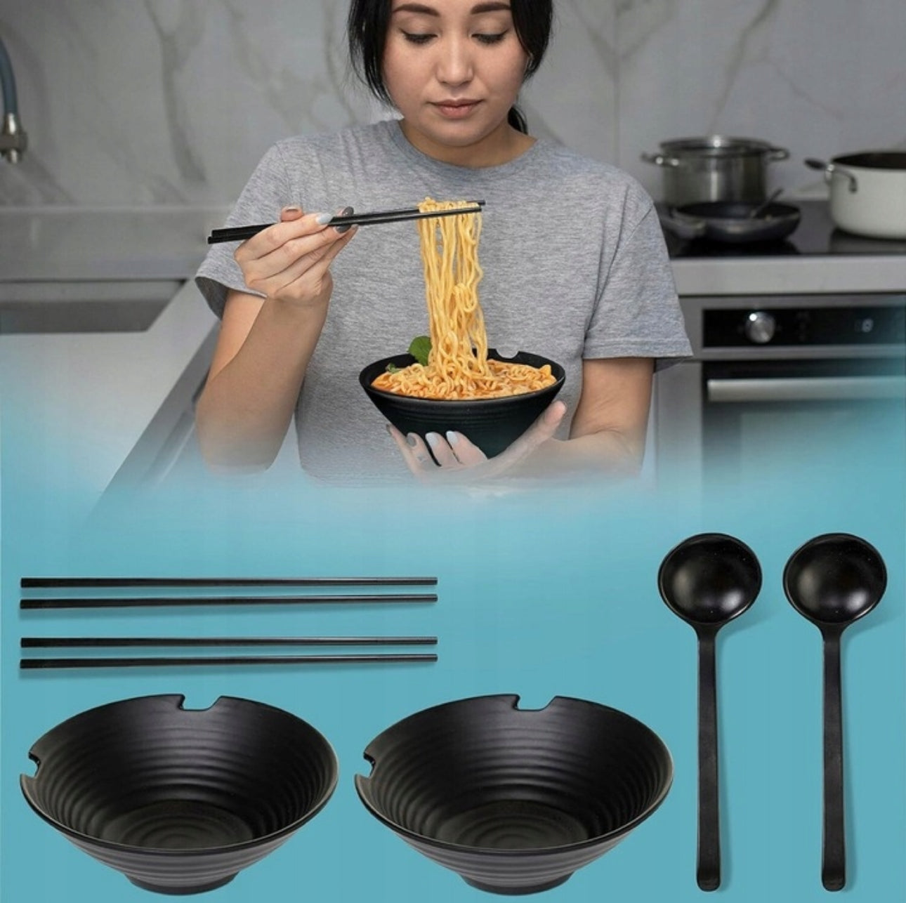 Ramen bollesett i svart med kapasitet på 1000 ml, inkludert spisepinner og skjeer. Laget av slitesterkt, mikrobølgeovn- og oppvaskmaskinsikkert materiale. Perfekt for servering av ramen, nudler og supper.