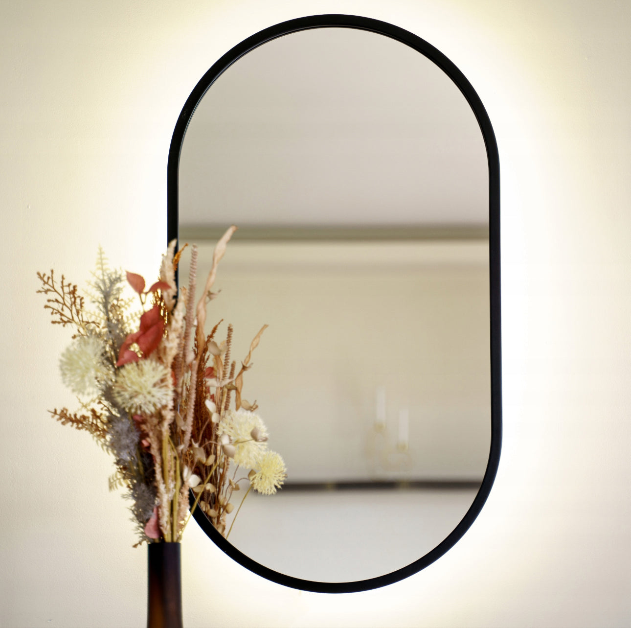 Elegant ovalt veggspeil med LED-belysning og svart ramme – Perfekt til bad, soverom eller stue, med valg mellom varmt, kaldt eller nøytralt lys. Moderne design som gir romslighet og stil.