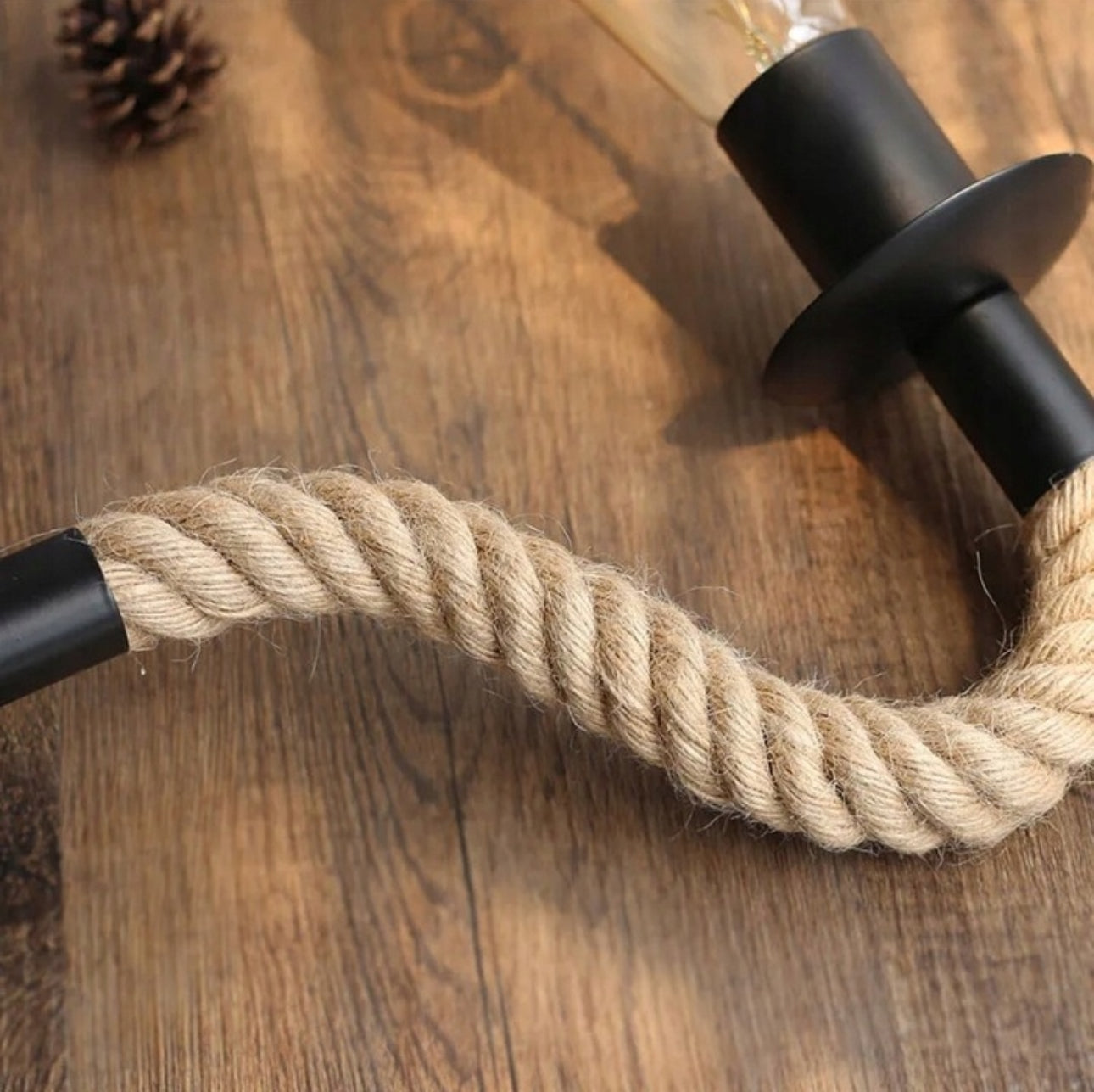 Industriell vegglampe i sort metall med jutetau – 28 cm dybde og 15 cm høyde – E27 sokkel, passer vintage og boho interiør.