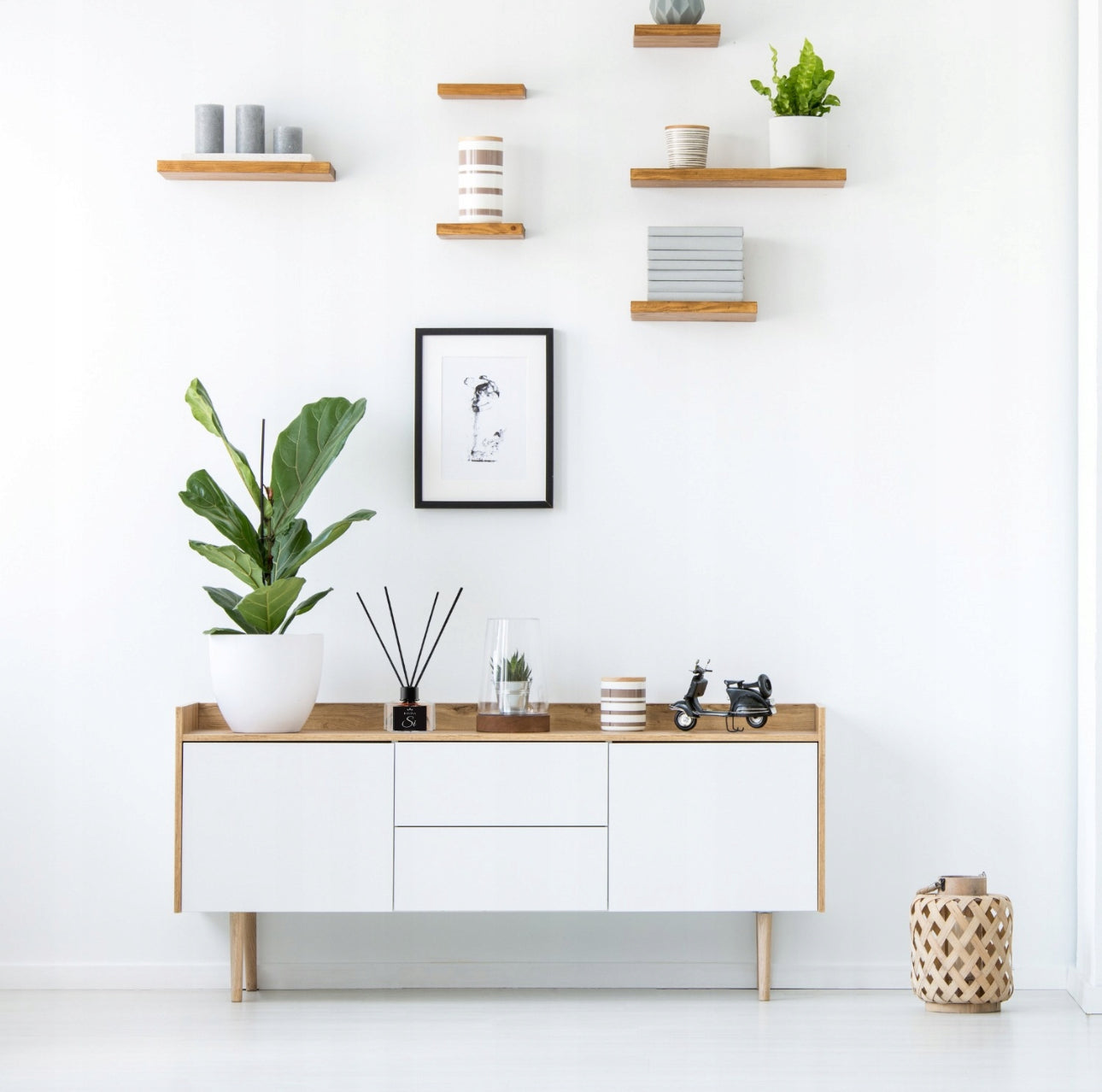 Ravina Si duftdiffuser med rattanpinner i elegant glassdesign, fylt med blomster- og vaniljearoma. Perfekt for å tilføre hjemmet en luksuriøs og avslappende atmosfære. Ideell som romdekor og gaveidé.