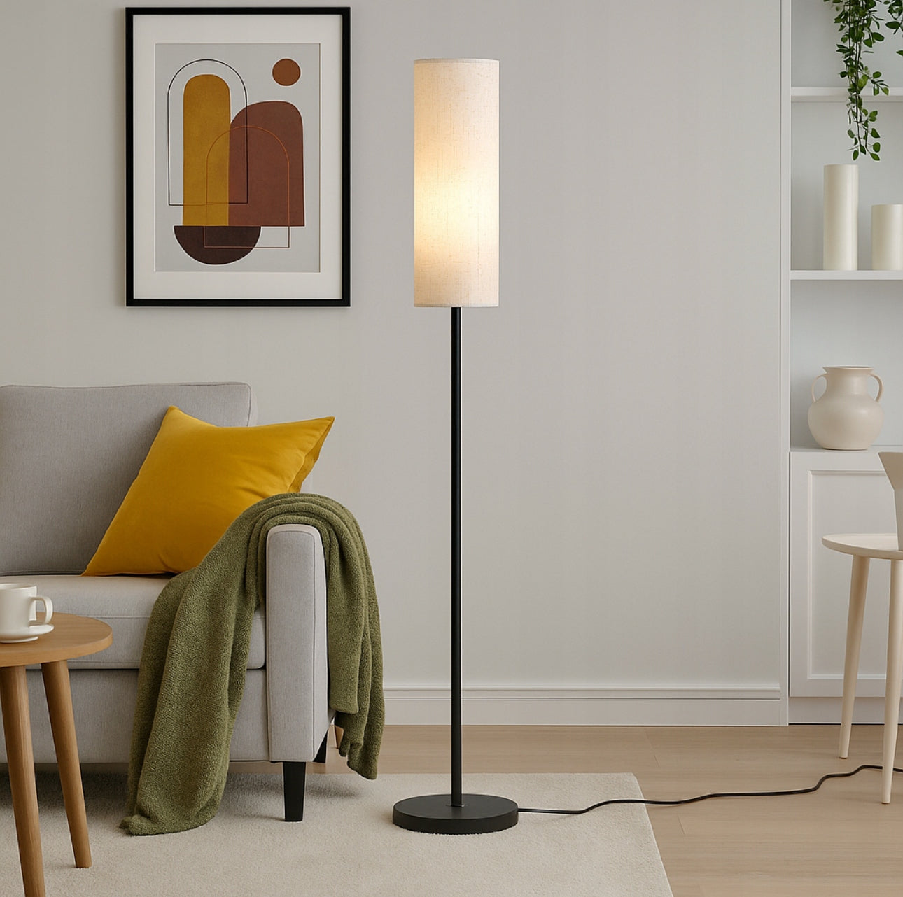 Minimalistisk gulvlampe plassert i moderne stueinteriør
