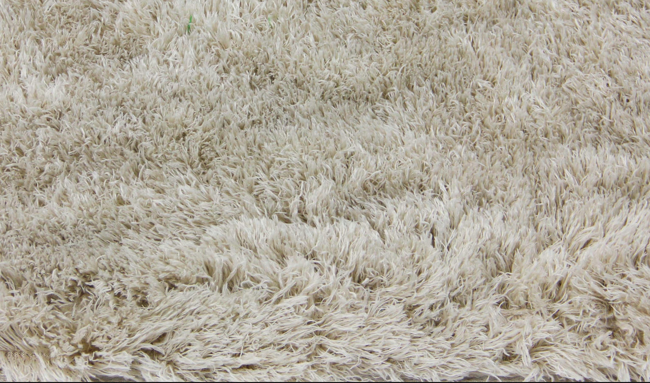 Fluffy teppe i myk mikrofiber, størrelse 120x170 cm, tilgjengelig i flere farger som grå, svart, beige, blå og rosa, med antiskli-bakside for trygg bruk i hjemmet. Perfekt for stue og soverom.