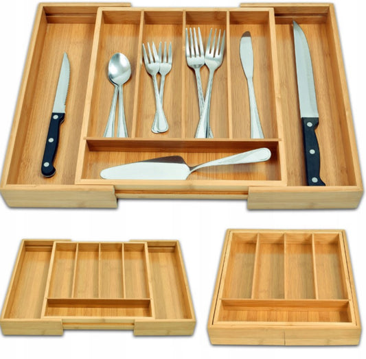 Bambus bestikkorganizer med flere rom fylt med kniver, gafler og skjeer