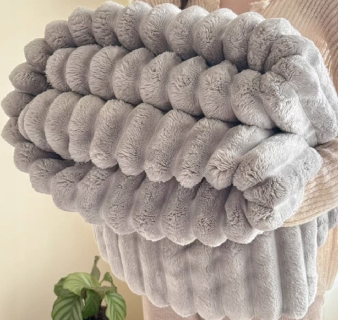 Pledd 160x200 cm i myk mikrofiber, strukturert med 5 cm brede striper – tilgjengelig i fargene pudderlilla, lys grå og grafitt. Perfekt som sofapledd eller sengeteppe.