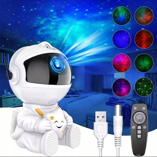 Hvit astronaut projektor som lyser opp stjernehimmel i blå og grønne fargetoner på soverom.