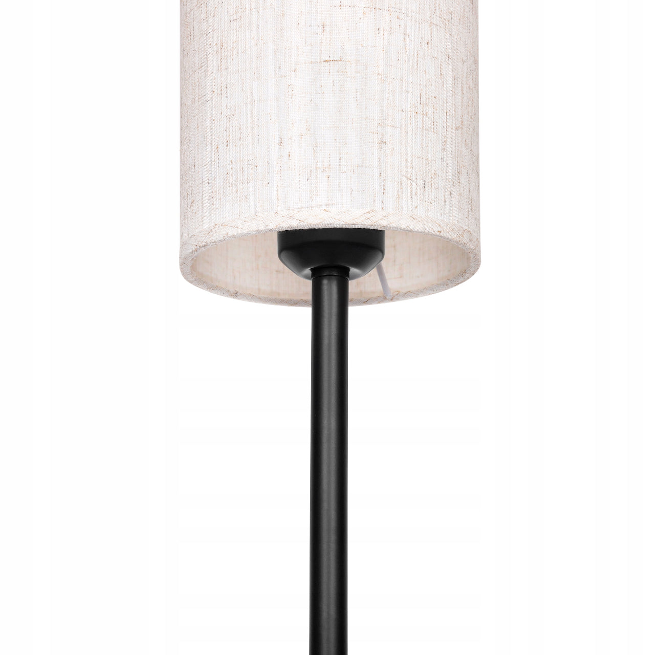 Gulvlampe med sort metallstang og beige skjerm sett nedenfra