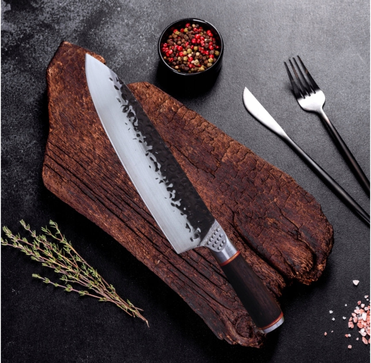 Japansk kokkekniv på rustikk trefjøl med krydder og bestikk