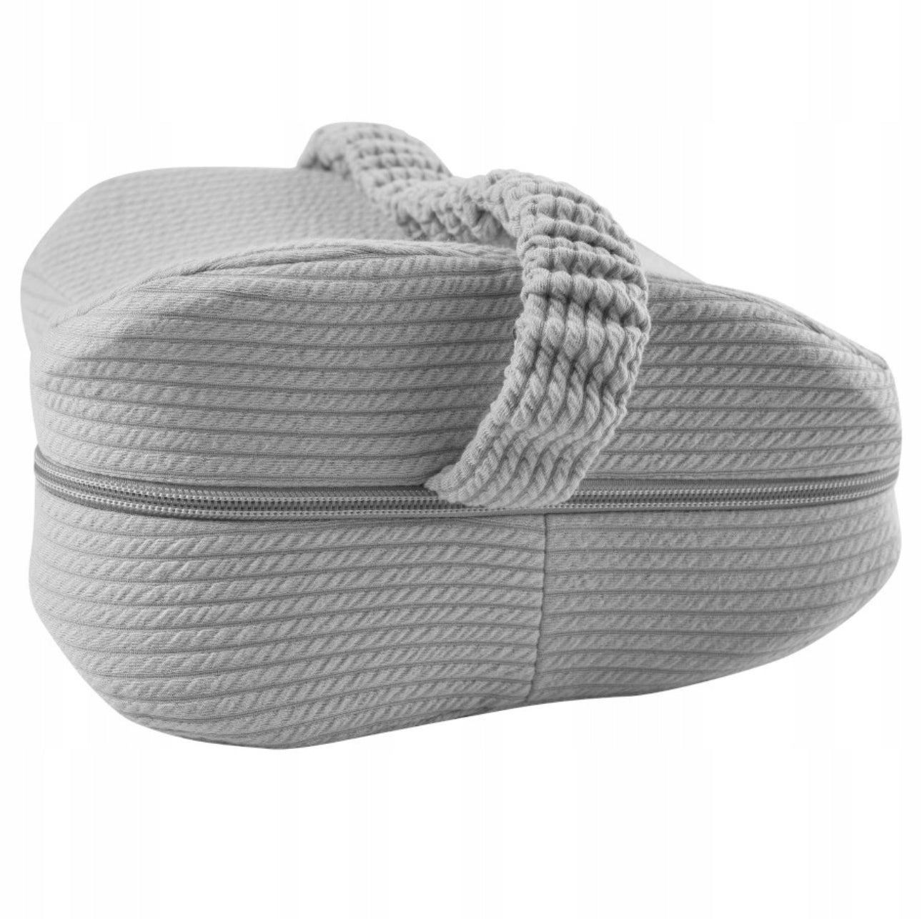 Grå ortopedisk knestøttepute i memory foam, størrelse 24x24x12 cm, med justerbar stropp og pustende trekk i slitesterkt polyester og elastan.