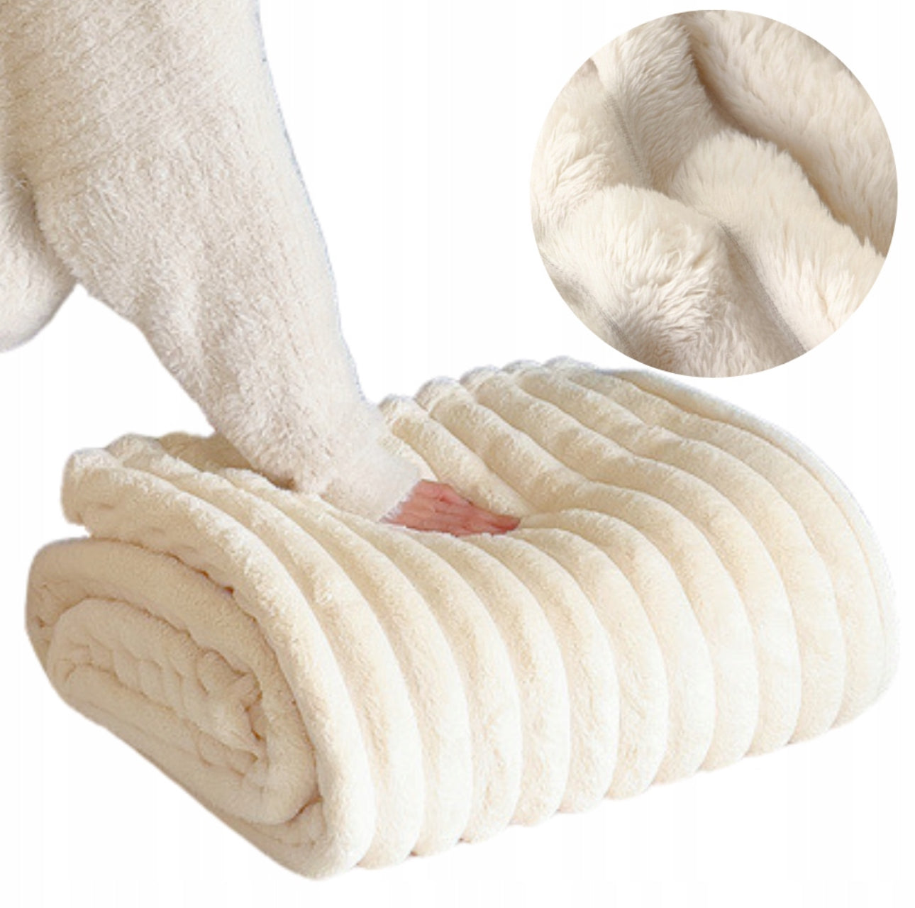 Kremfarget mikrofiber pledd med 3D-struktur, sammenrullet på seng