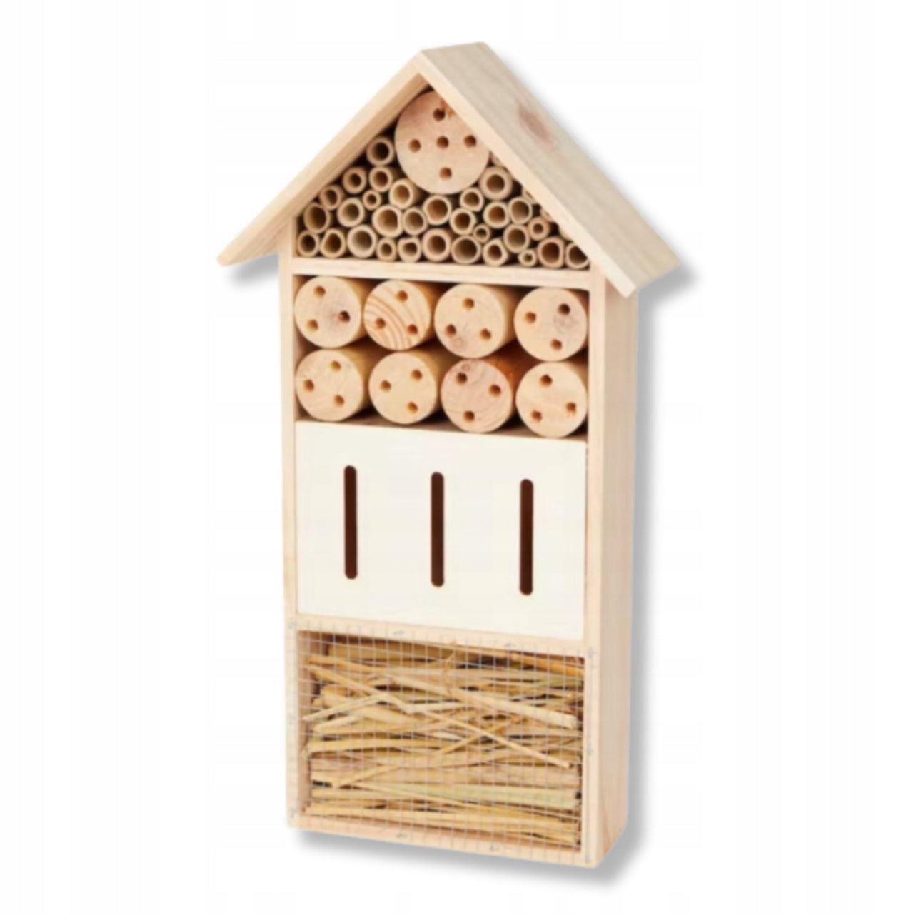 Naturlig trehus med tak og perforerte stokker designet som tilfluktssted for insekter