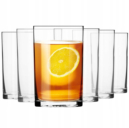 Sett med seks klare glass med tykt bunnparti, fylt med te og sitronskive
