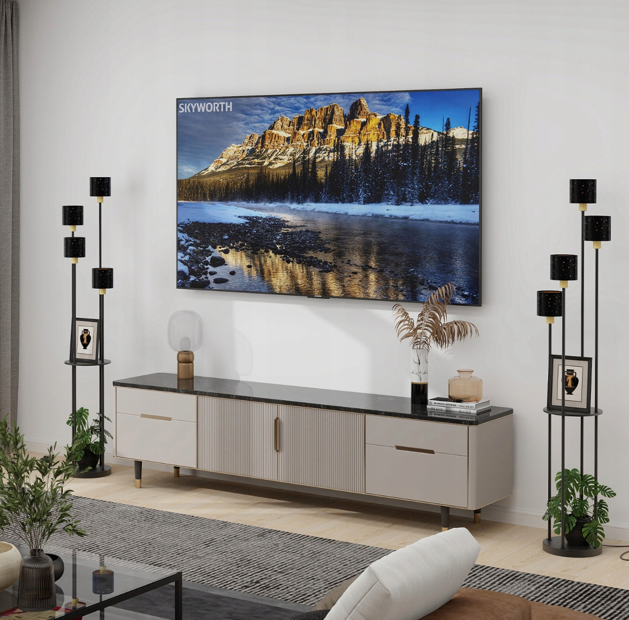 To svarte gulvlamper med gull detaljer plassert ved TV-benk
