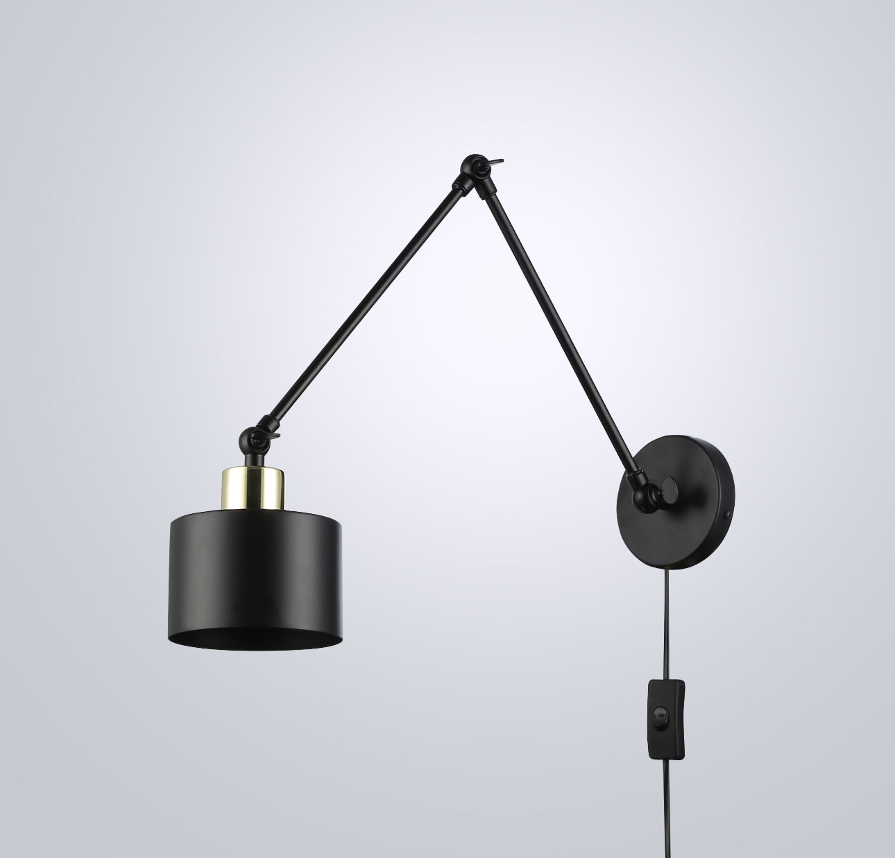 Moderne svart vegglampe med messingdetalj montert på vegg