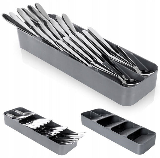 Grå bestikkorganizer med fire rom fylt med skjeer, kniver og gafler
