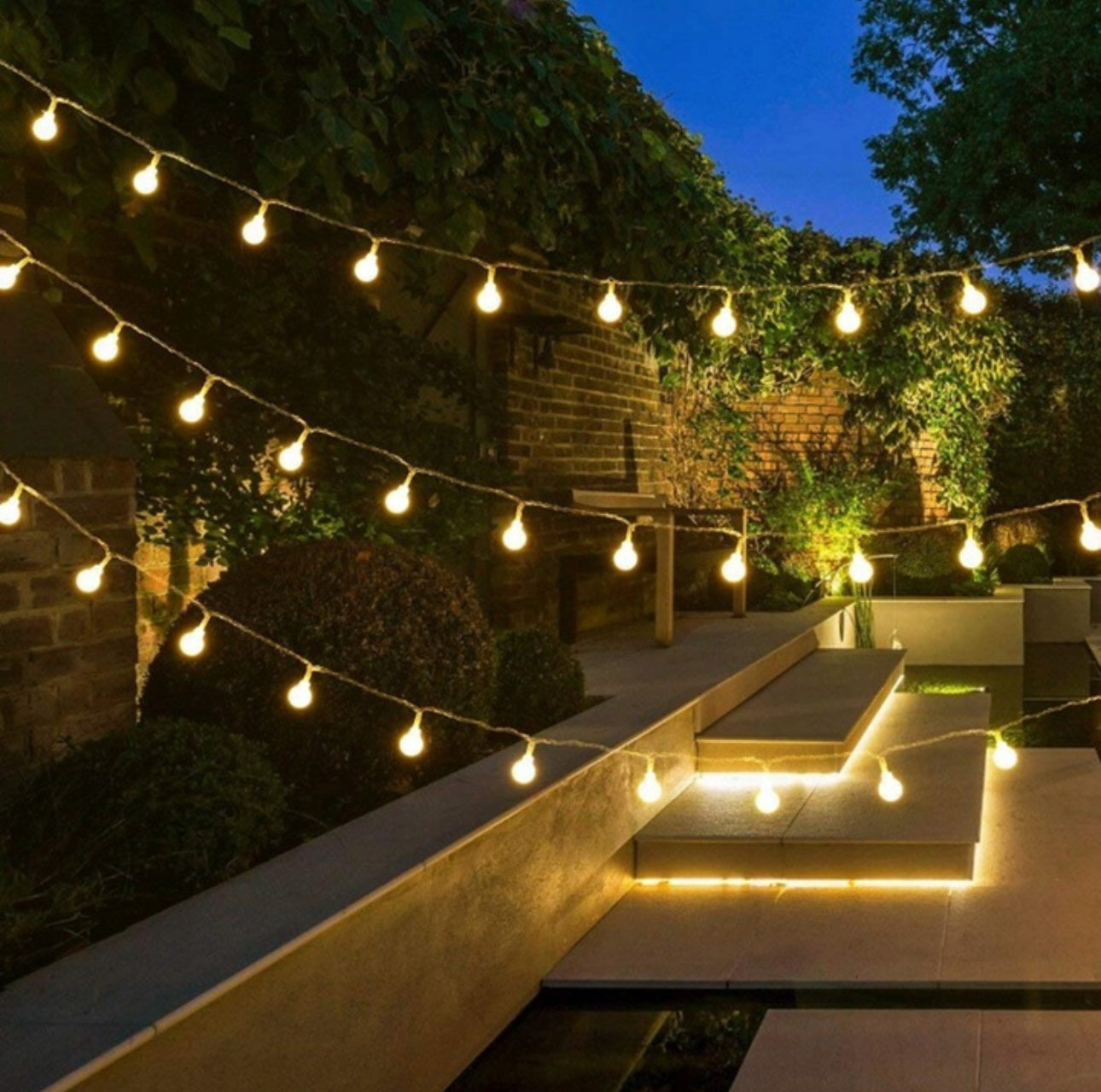 LED lysslynge 15 meter med 50 varmhvite LED-pærer, IP44 vanntett for utendørs bruk. Perfekt til hage, terrasse og festdekor. Strømdrevet 230V, energieffektiv belysning i slitesterkt plastmateriale.