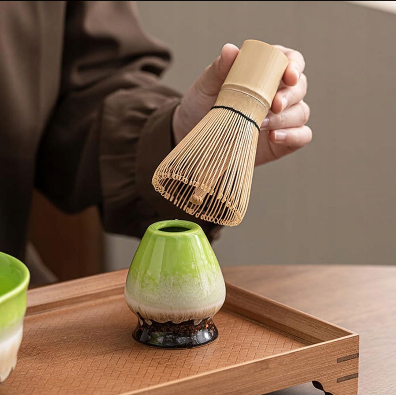 Seksdelers matcha te sett med bolle, visp, skje og håndkle i japansk stil
