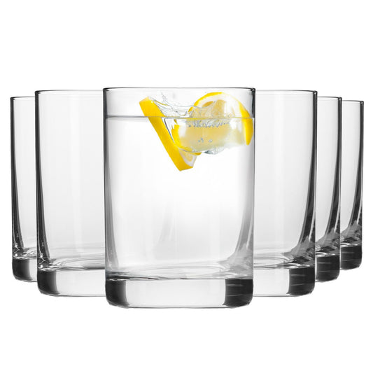 Seks klare shotglass med vann og sitronskive i ett glass
