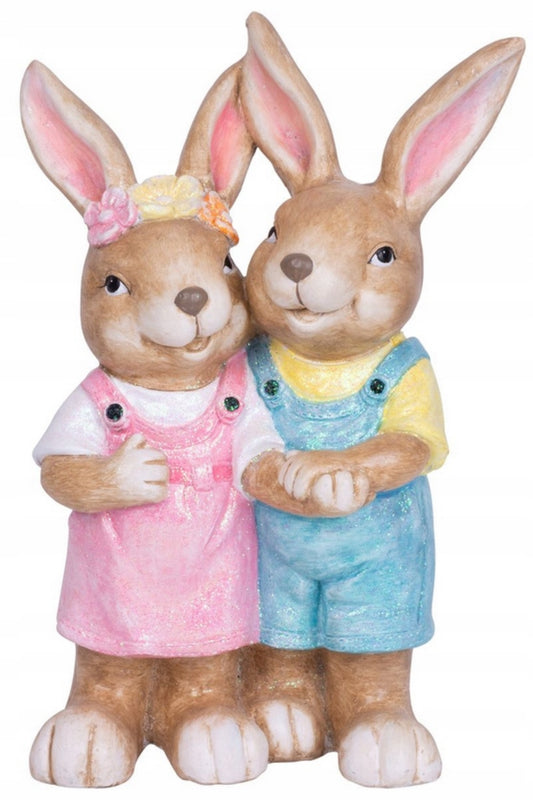 Sjarmerende hagefigur med to kaniner – 34x19x51 cm. Laget av værbestandig keramikk med detaljer i rosa, blått og beige. Perfekt som påskepynt eller helårs hagedekorasjon.