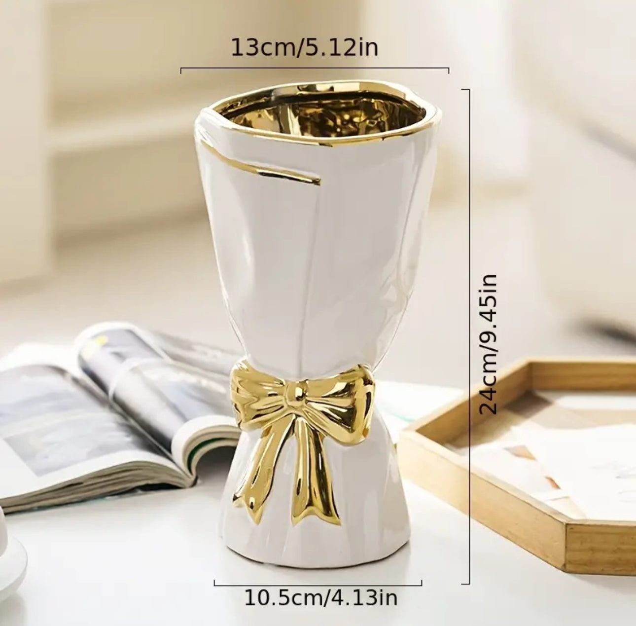 Hvit keramisk vase med gullkant og sløyfe, målt til 24 cm høy og 13 cm i diameter