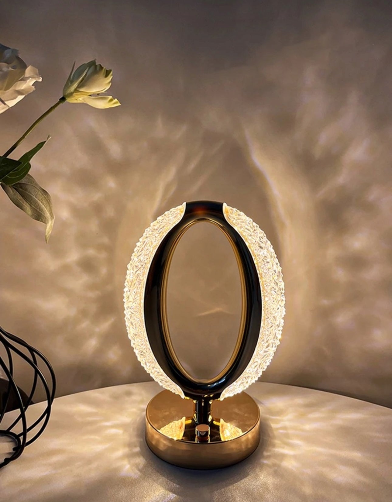 Oval krystall bordlampe i gull med varmt LED-lys på hvit overflate