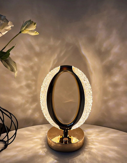 Oval krystall bordlampe i gull med varmt LED-lys på hvit overflate