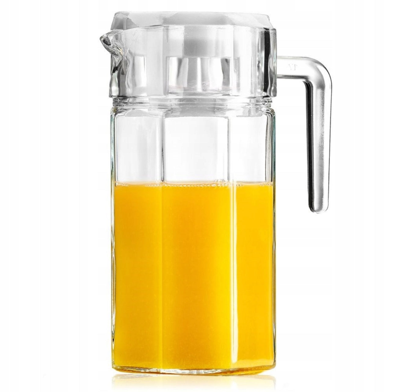 Seks kantet glasskanne med håndtak fylt med juice, sett forfra