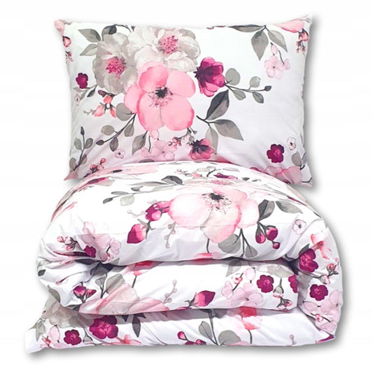 Sengesett i 100% bomull med rosa og burgunderrøde blomster – dynetrekk 220x200 cm og 2 putetrekk 70x80 cm – mykt, slitesterkt og allergivennlig materiale med Oeko-TEX-sertifisering.